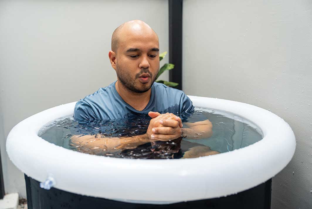 Personne prenant un bain glacé