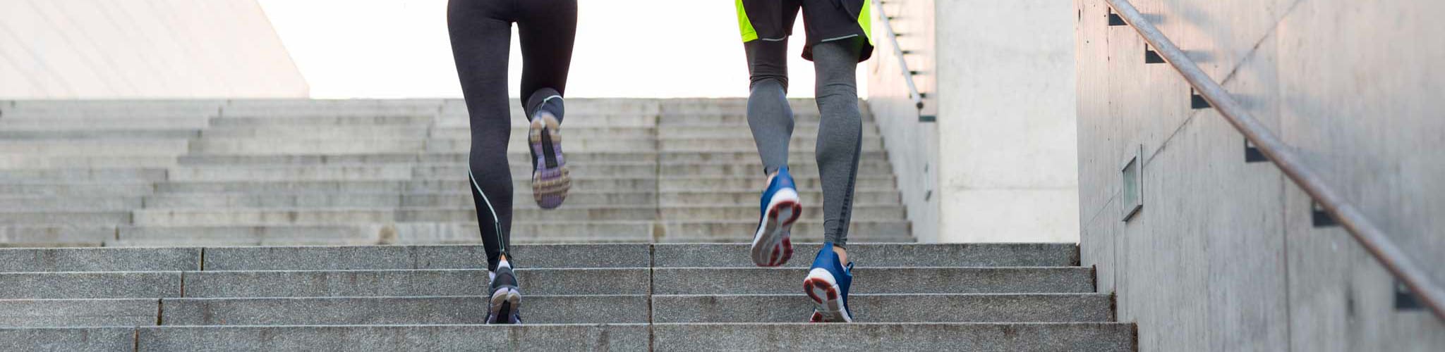 Deux personnes courant avec des chaussettes de récupération