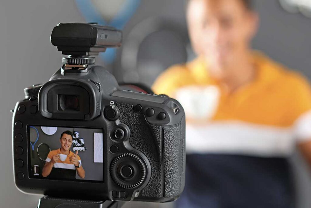 Personne se filmant donnant des conseils