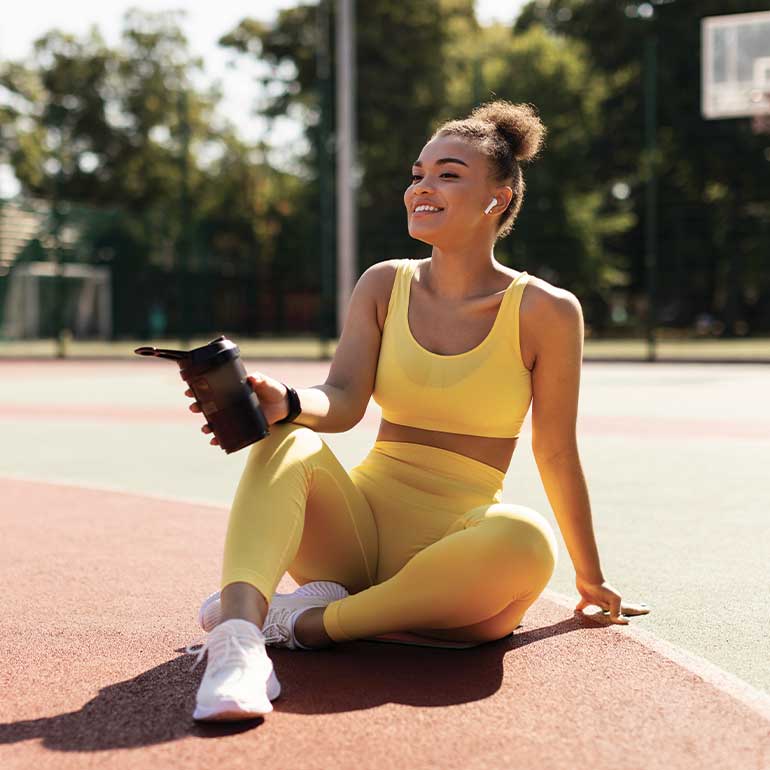 Personne buvant un shaker