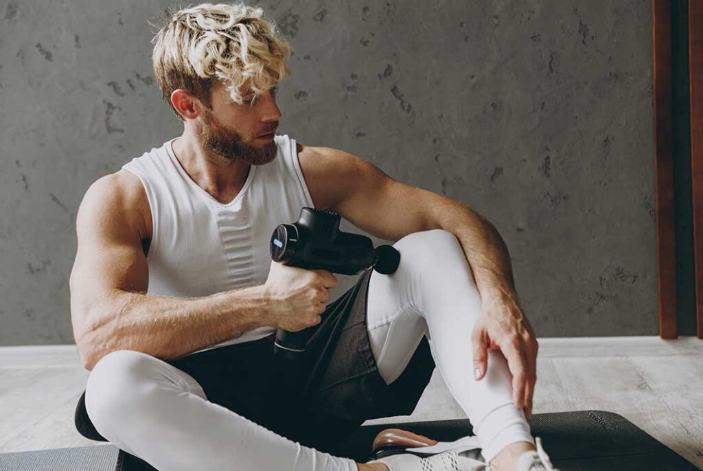 Personne utilisant un pistolet de massage