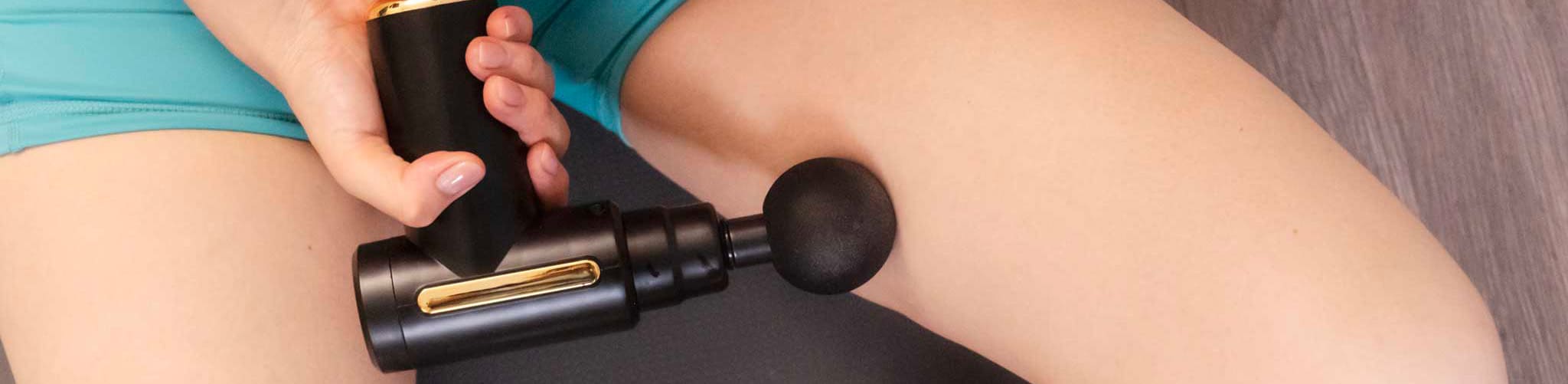 Personne utilisant un pistolet de massage