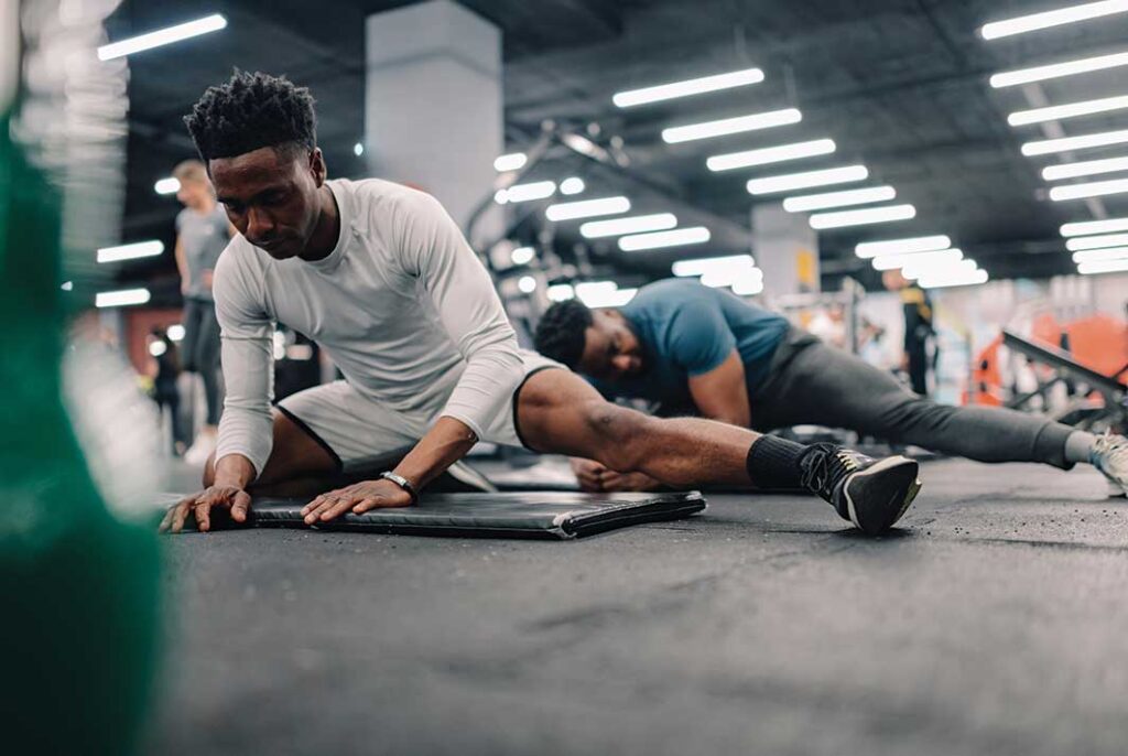 Deux personnes s'étirant à l'issue d'une séance de sport