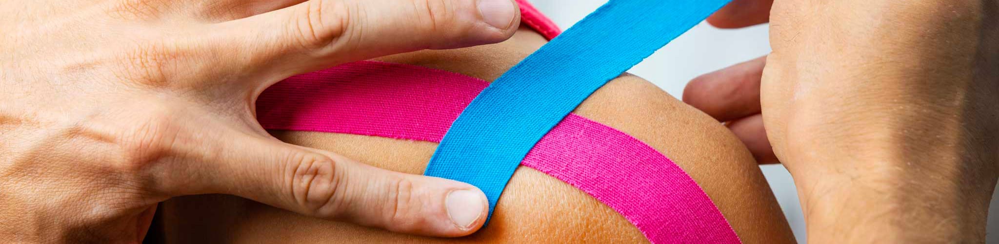 Personne se faisant poser des rouleaux de compression