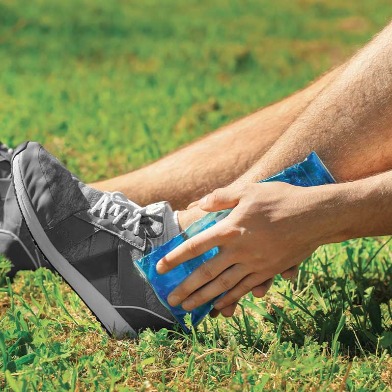 Personne utilisant une poche de froid